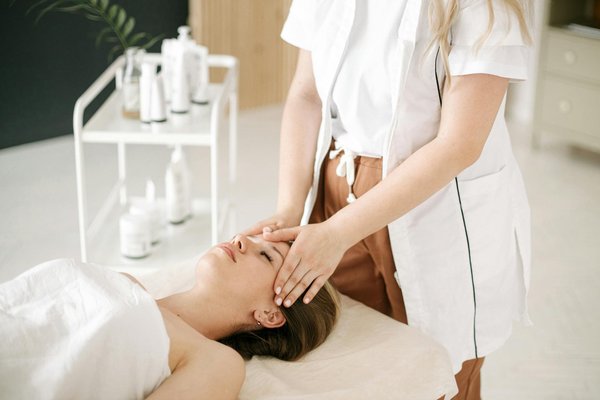 Les bienfaits du yoga facial pour rajeunir votre visage