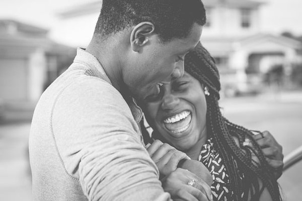 Le contact visuel : un signe qu’une femme est amoureuse de vous ?