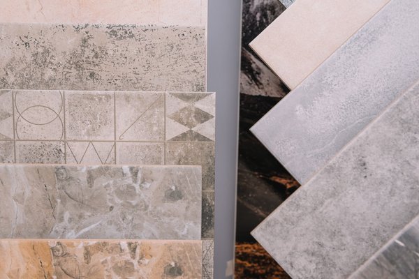 Comment transformer son salon en un espace de luxe avec du carrelage en marbre ?
