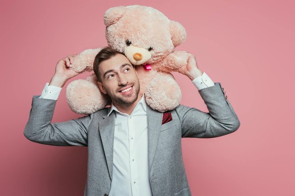 Offrir un ours en rose symbolise-t-il réellement l'amour ?